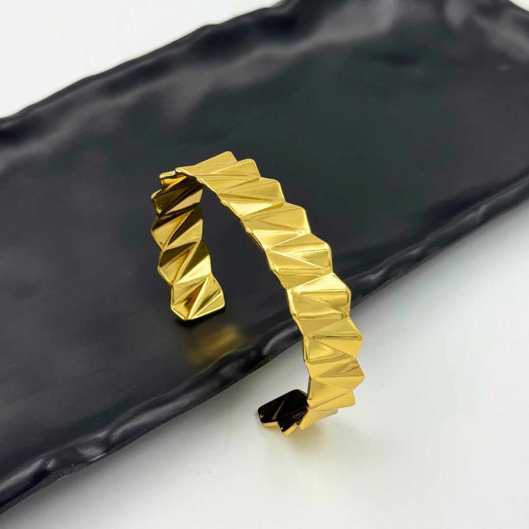 18KT Gold Plated Zig-Zag Cuff Bracelet - Atulya Jewellers