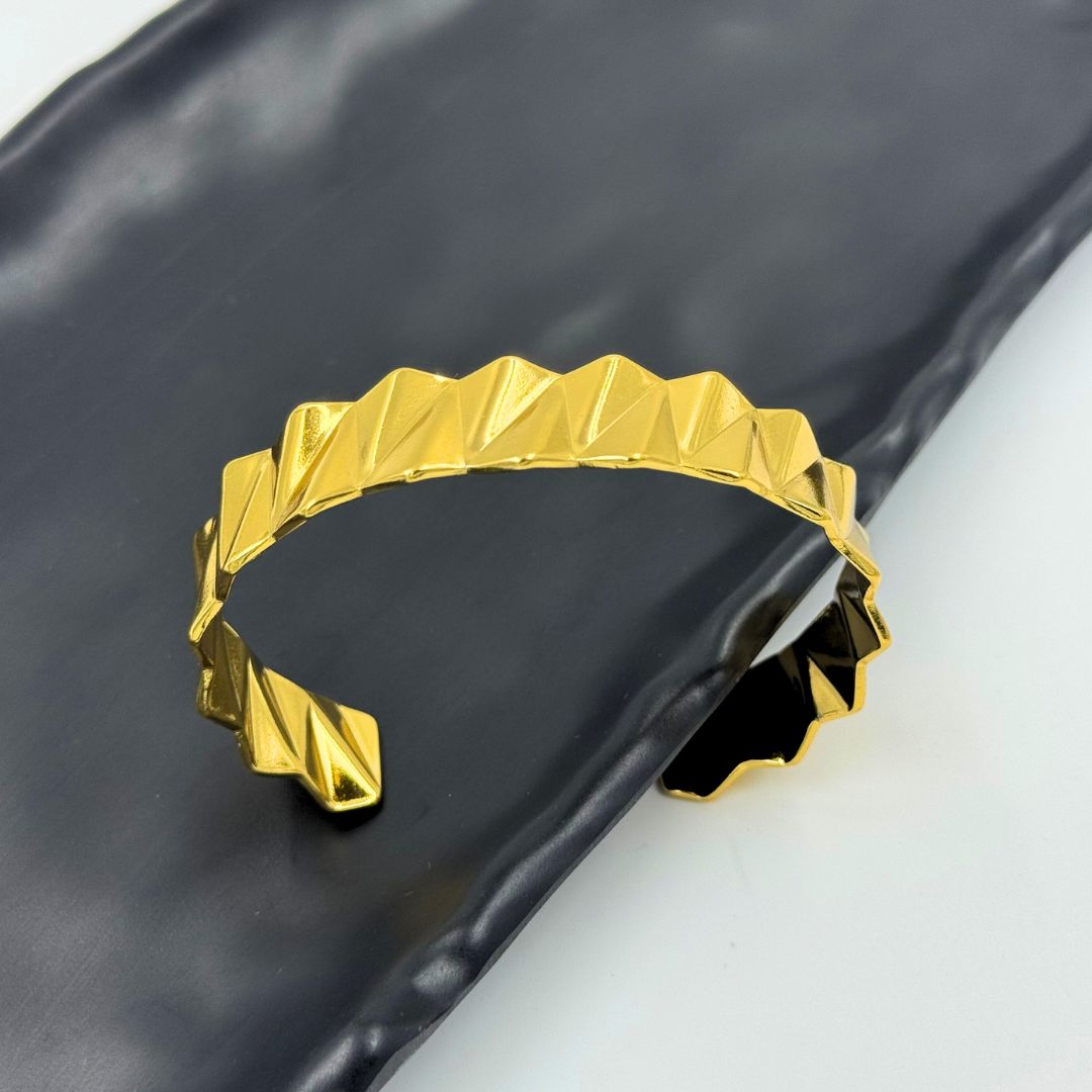 18KT Gold Plated Zig-Zag Cuff Bracelet - Atulya Jewellers