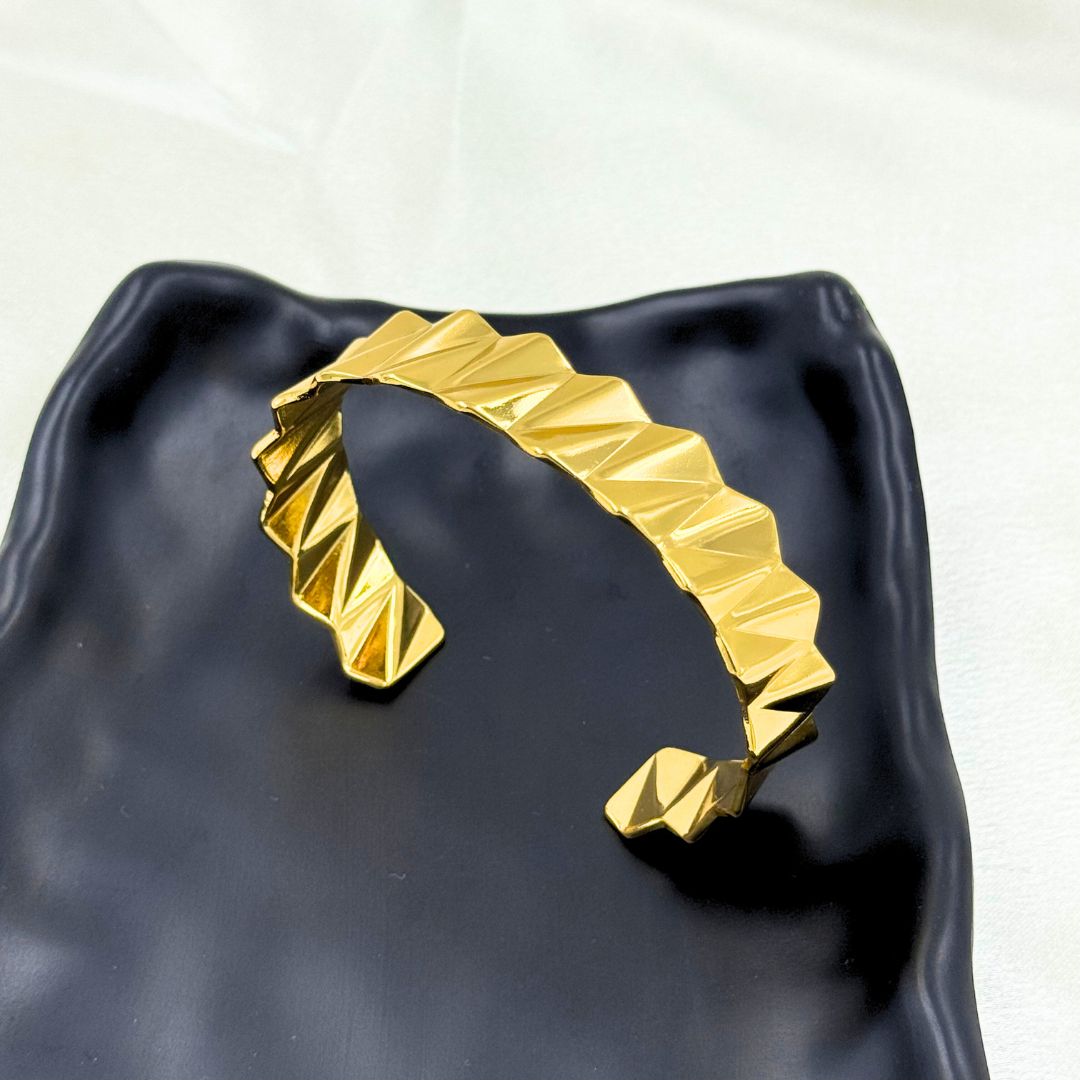 18KT Gold Plated Zig-Zag Cuff Bracelet - Atulya Jewellers